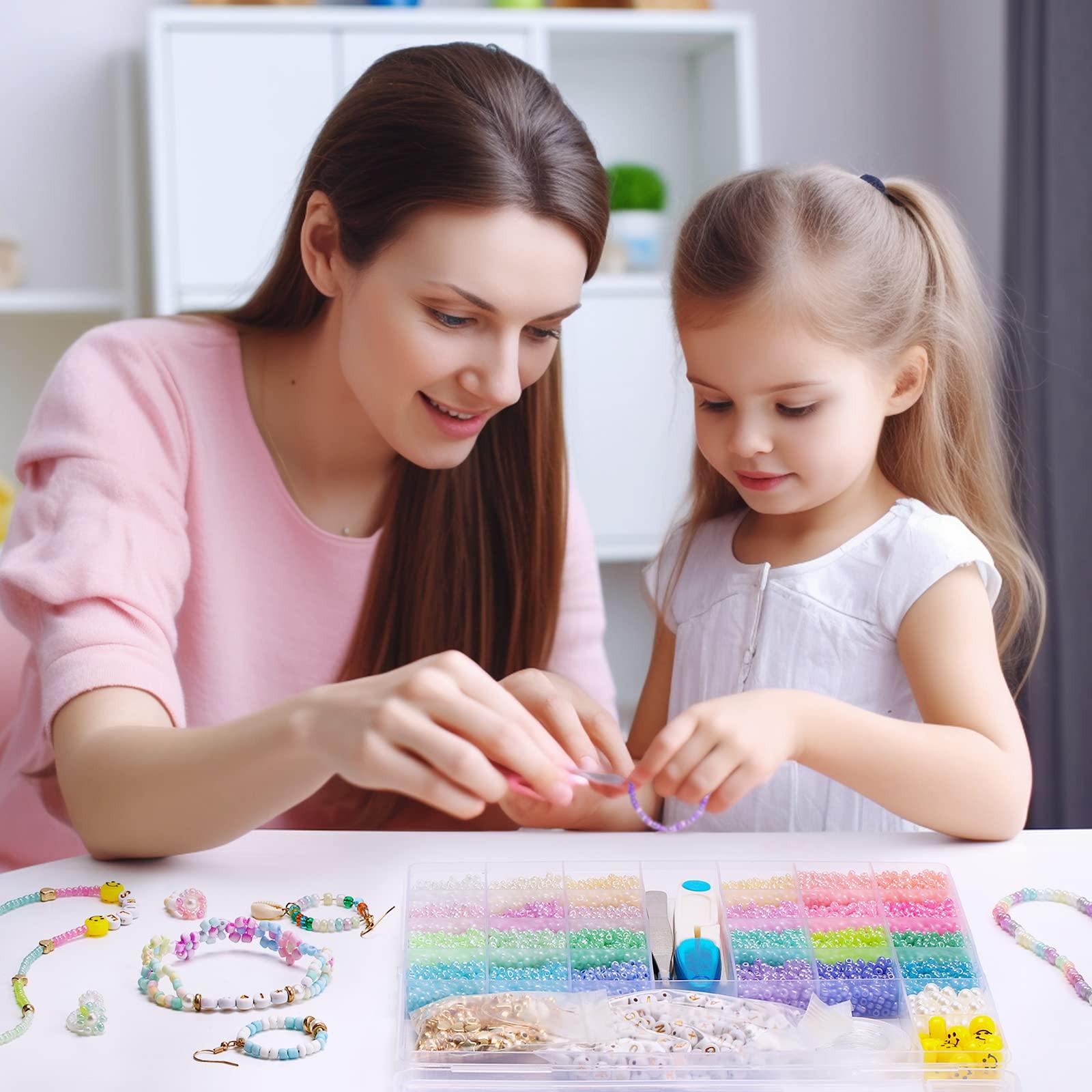 Activity-board  Perles à enfiler Kit de perles colorées, Mini perles en verre avec 300 perles de lettres et perles de smiley Kit de breloques pour bracelets DIY Kit de fabrication de bijoux DIY 