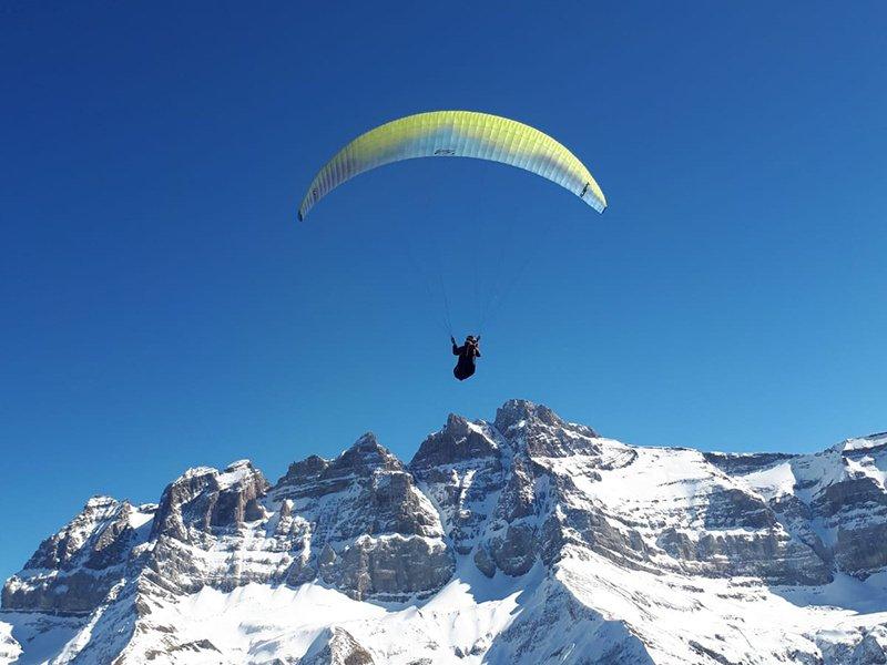 Smartbox  Emozionante corso introduttivo al parapendio di 1 giorno nel Canton Vallese - Cofanetto regalo 