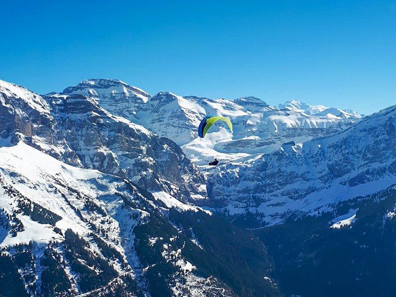 Smartbox  Emozionante corso introduttivo al parapendio di 1 giorno nel Canton Vallese - Cofanetto regalo 