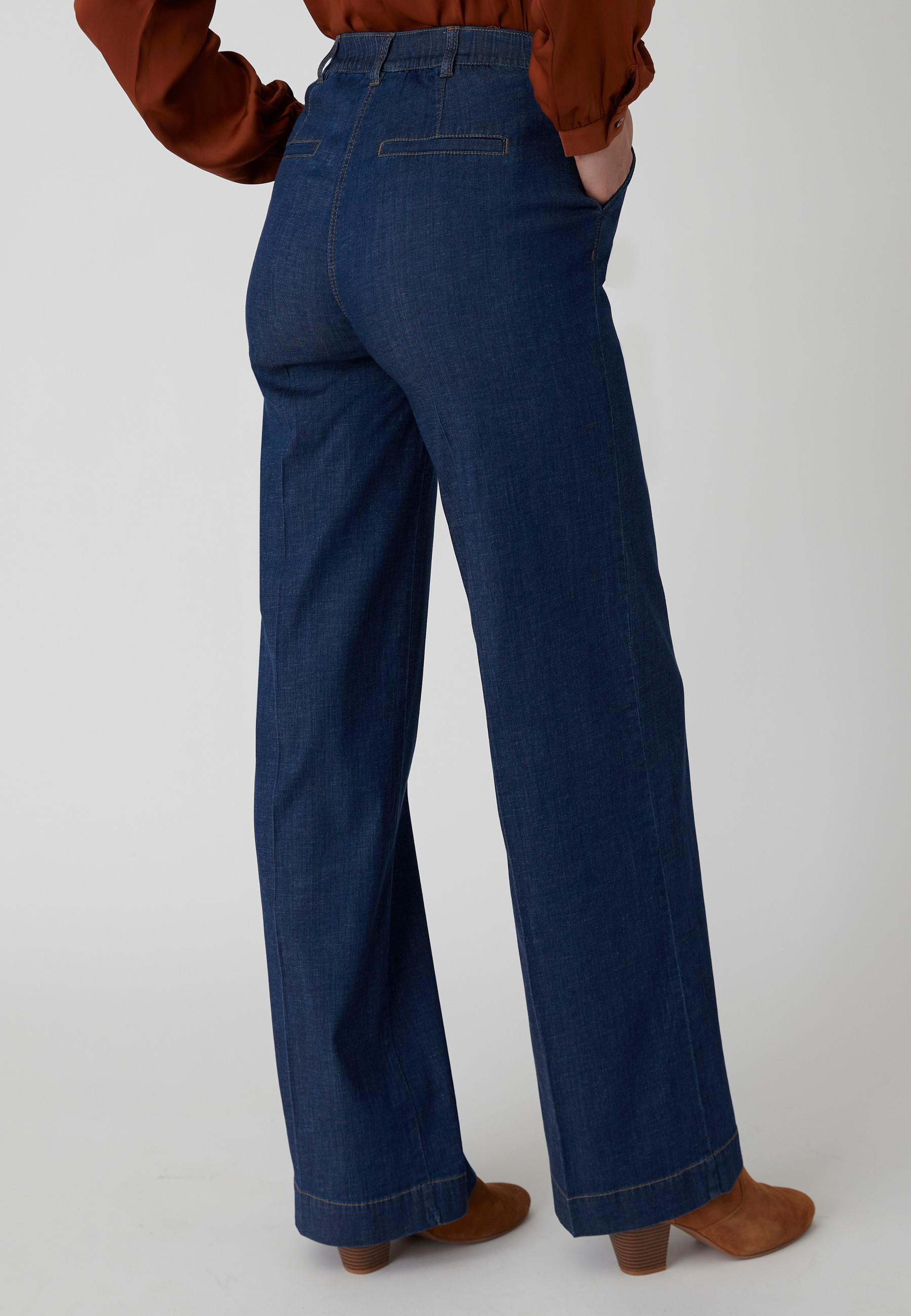 Damart  Pantalon denim Climatyl, plis marqués devant, pinces et fausses poches passepoilées au dos. 