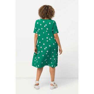 Ulla Popken  Robe midi à pois. Poches, col rond et manches courtes. Ligne en A. 