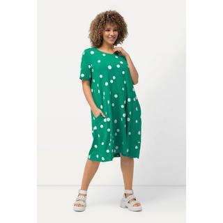 Ulla Popken  Robe midi à pois. Poches, col rond et manches courtes. Ligne en A. 