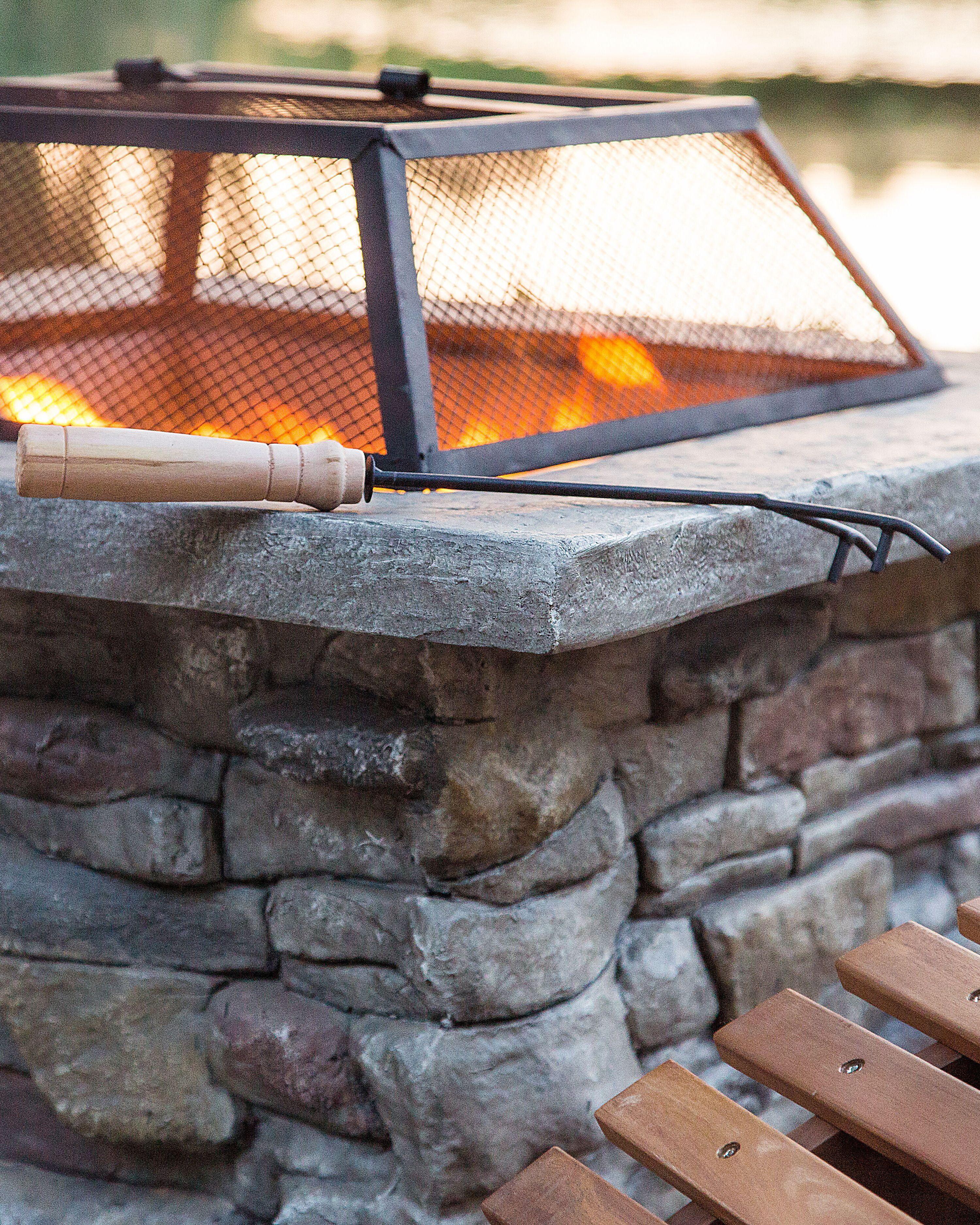 Beliani Foyer avec grille en MgO KELUD  