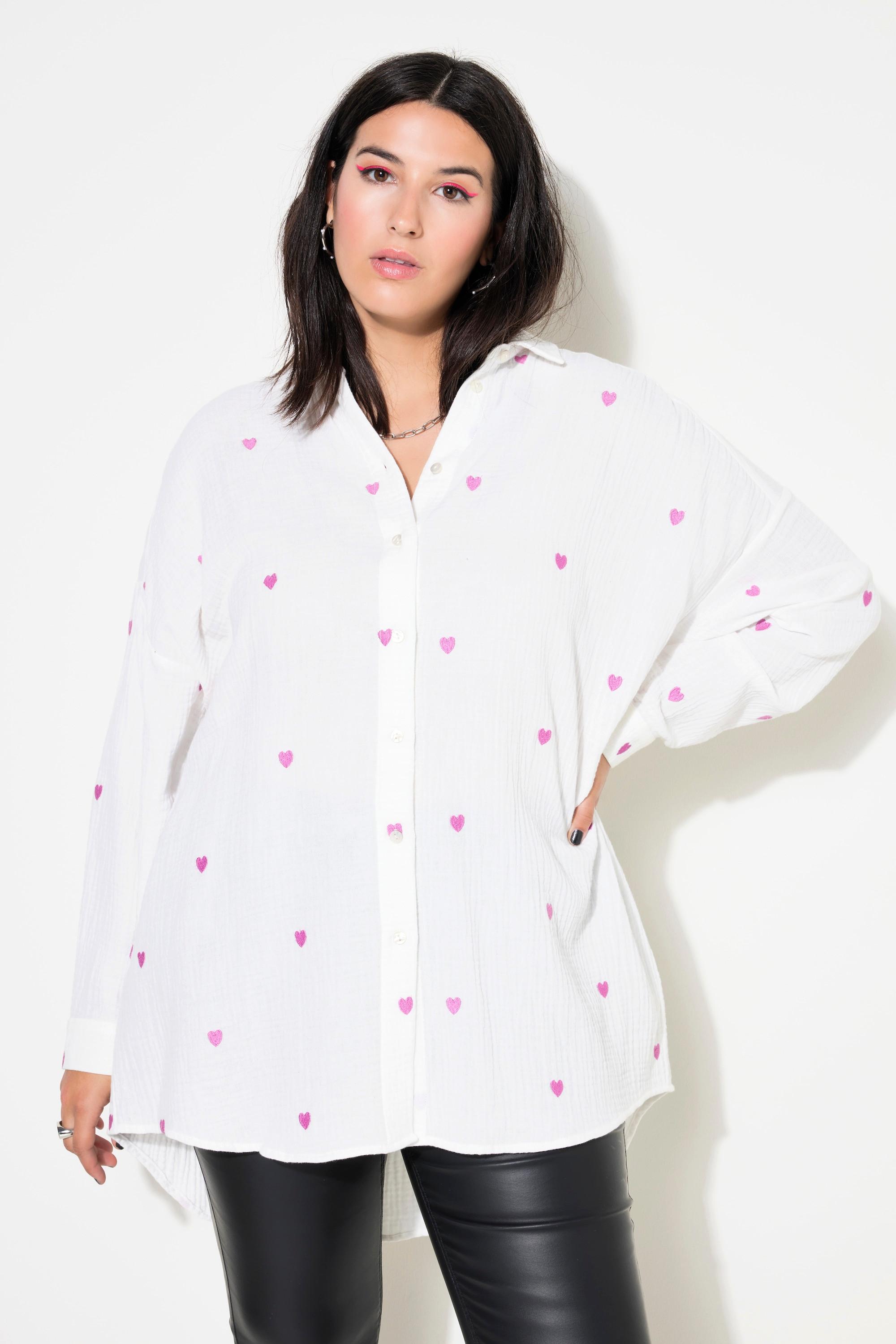 Studio Untold  Blouse en mousseline oversized. Cœurs brodés. Col de chemise et manches longues. 