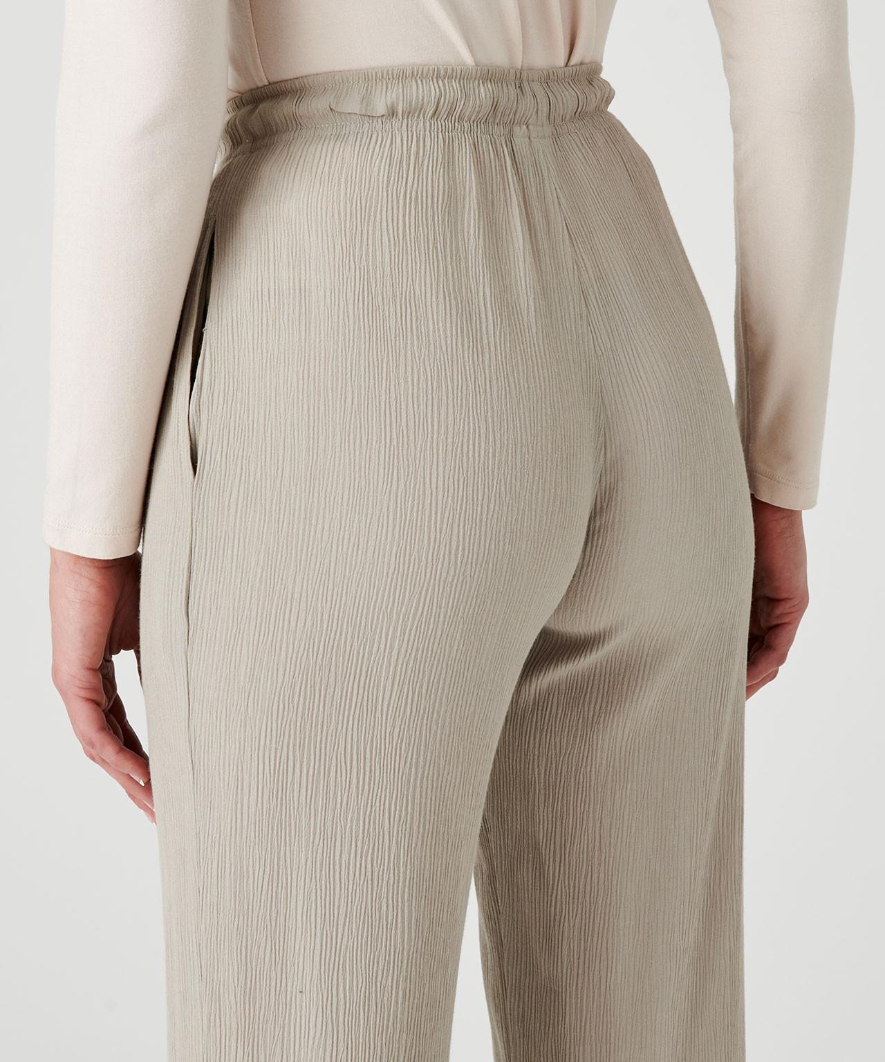 Damart  Pantalon en crépon. 