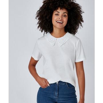 Tee-shirt col broderie anglaise.