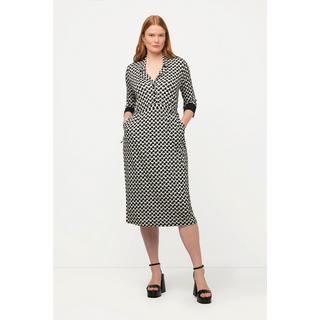 Ulla Popken  Robe midi slinky. Décolleté en V, col à revers et manches 3/4. 