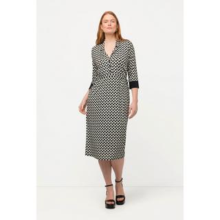 Ulla Popken  Robe midi slinky. Décolleté en V, col à revers et manches 3/4. 