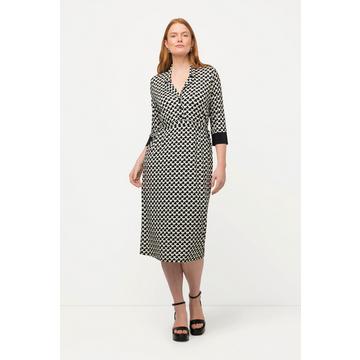 Robe midi slinky. Décolleté en V, col à revers et manches 3/4.