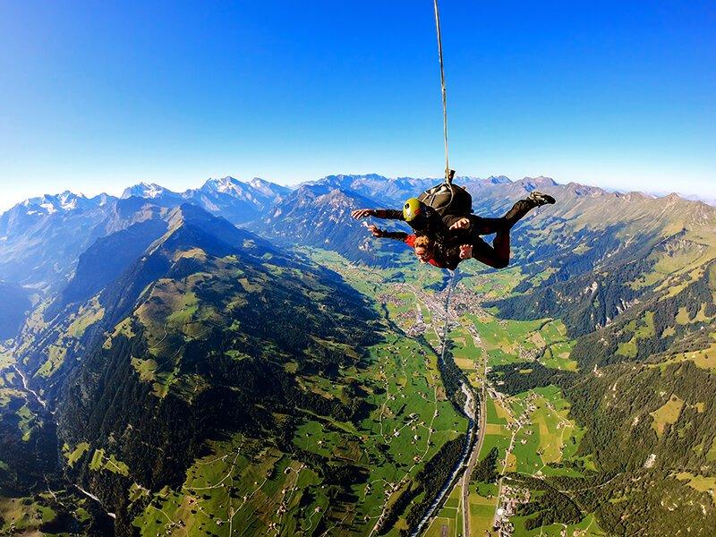 Smartbox  Saut en parachute en tandem avec un moniteur dans les Alpes Suisses pour 1 personne - Coffret Cadeau 