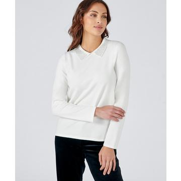 Pull avec bijoux au col polo, manches longues.