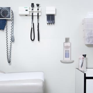 B2X Desinfektionsspender mit Auffangschale  