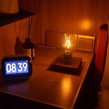 Ampoule LED flottante avec socle en bois