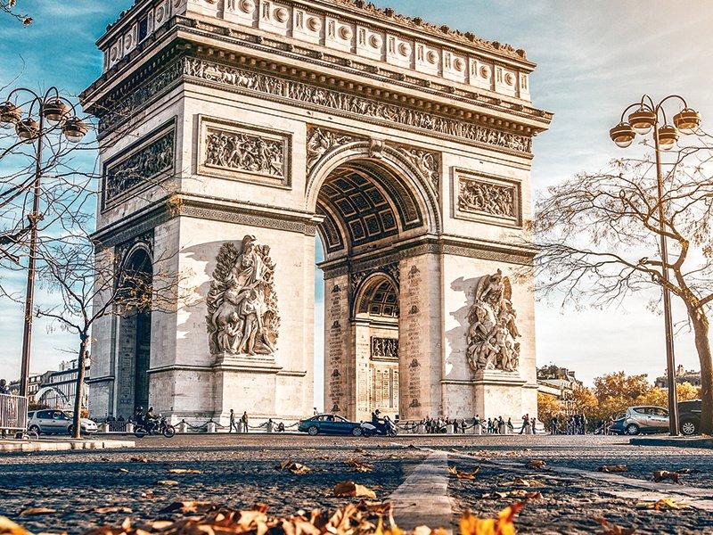 Smartbox  2 notti a Parigi con visita guidata della Torre Eiffel e biglietti salta-fila - Cofanetto regalo 