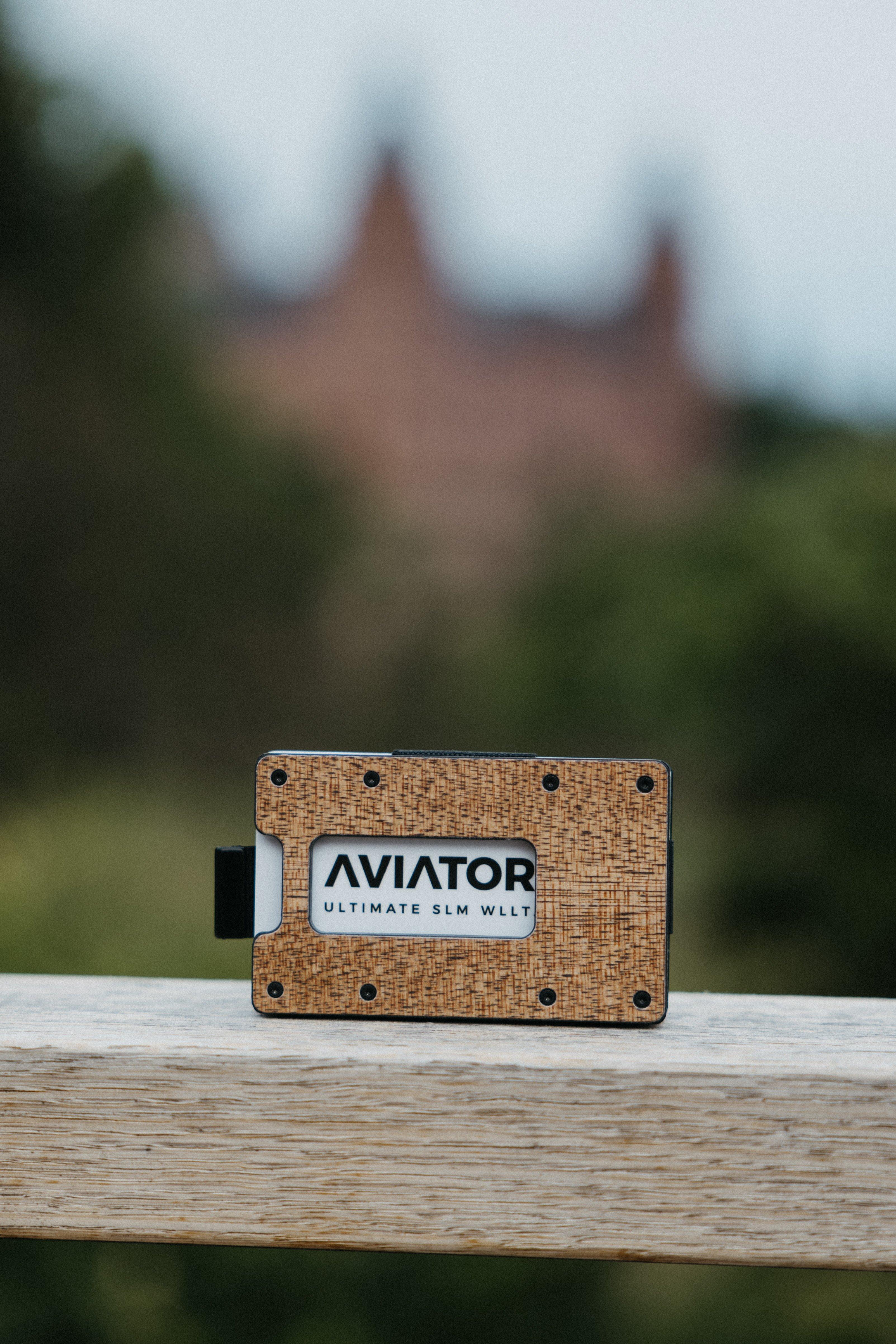 AVIATOR Aviator Wallet slide, Bois Carbon, avec AirTag Clip  