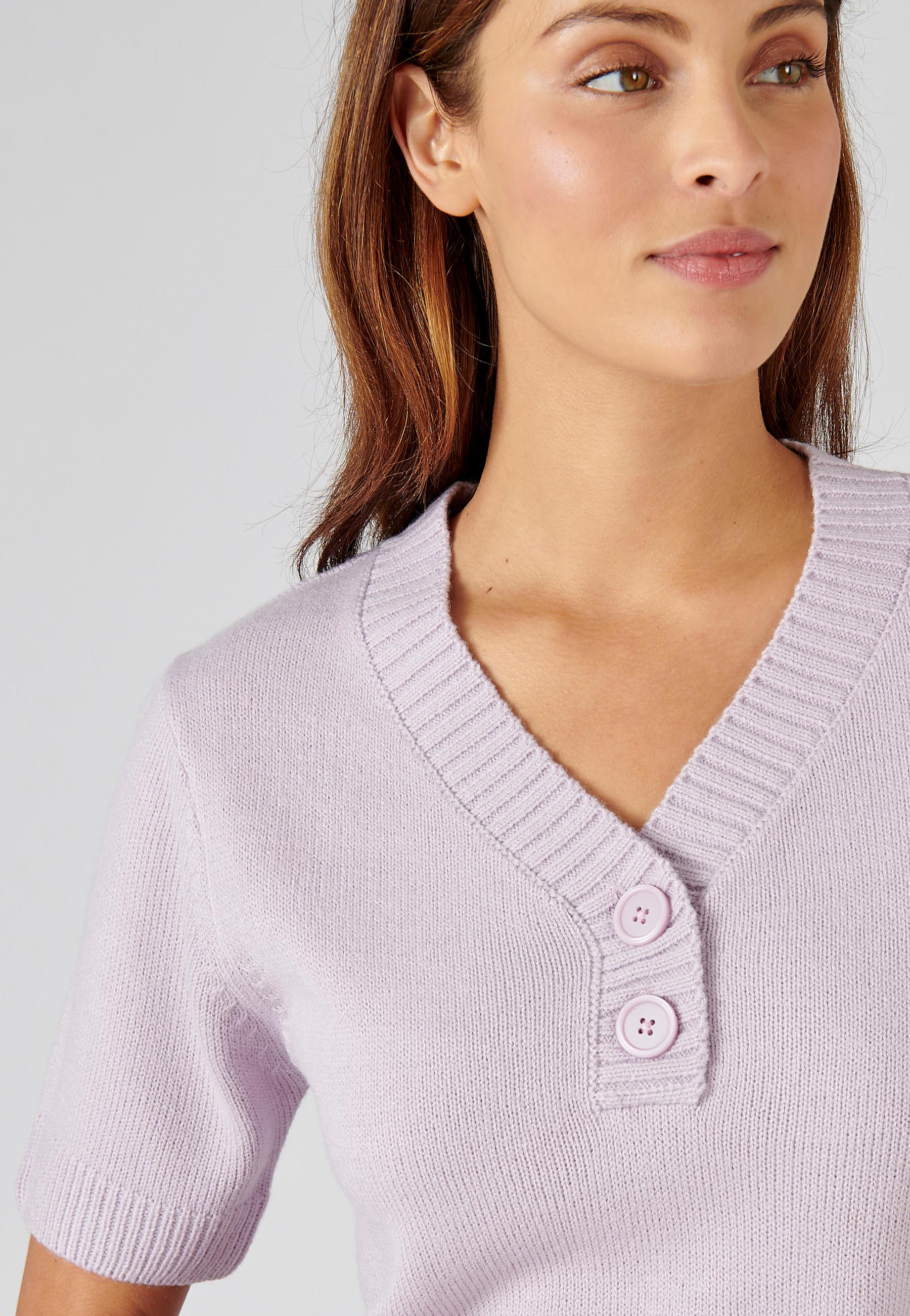 Damart  Pull manches courtes col V, maille jersey. 