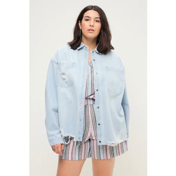 Chemisier en jean oversized au look destroy. Col chemise et manches longues