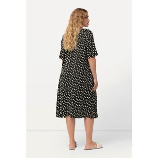 Ulla Popken  Robe en jersey, tissu à pois. Décolleté en V et manches courtes. Silhouette en A évasée. 