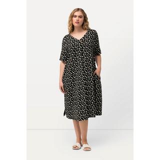 Ulla Popken  Robe en jersey, tissu à pois. Décolleté en V et manches courtes. Silhouette en A évasée. 