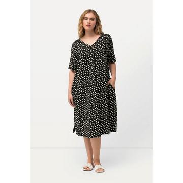 Robe en jersey, tissu à pois. Décolleté en V et manches courtes. Silhouette en A évasée.