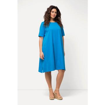 Robe en jersey. Ligne A, col rond et manches courtes. Poches.