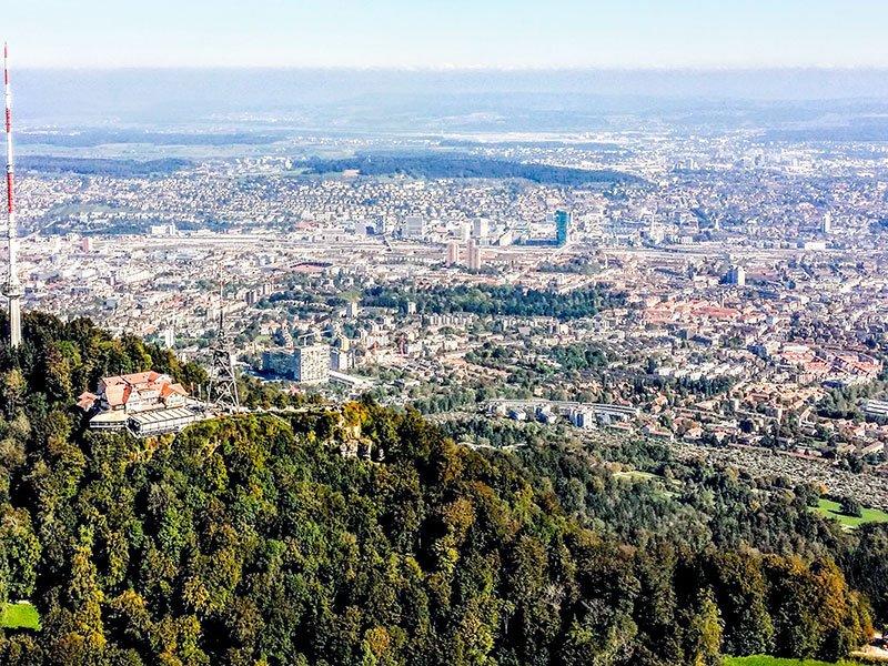 Smartbox  Zwischen Wolken, Gipfeln und atemberaubender Aussicht: Helikopterflug um den Uetliberg und über Zürich - Geschenkbox 