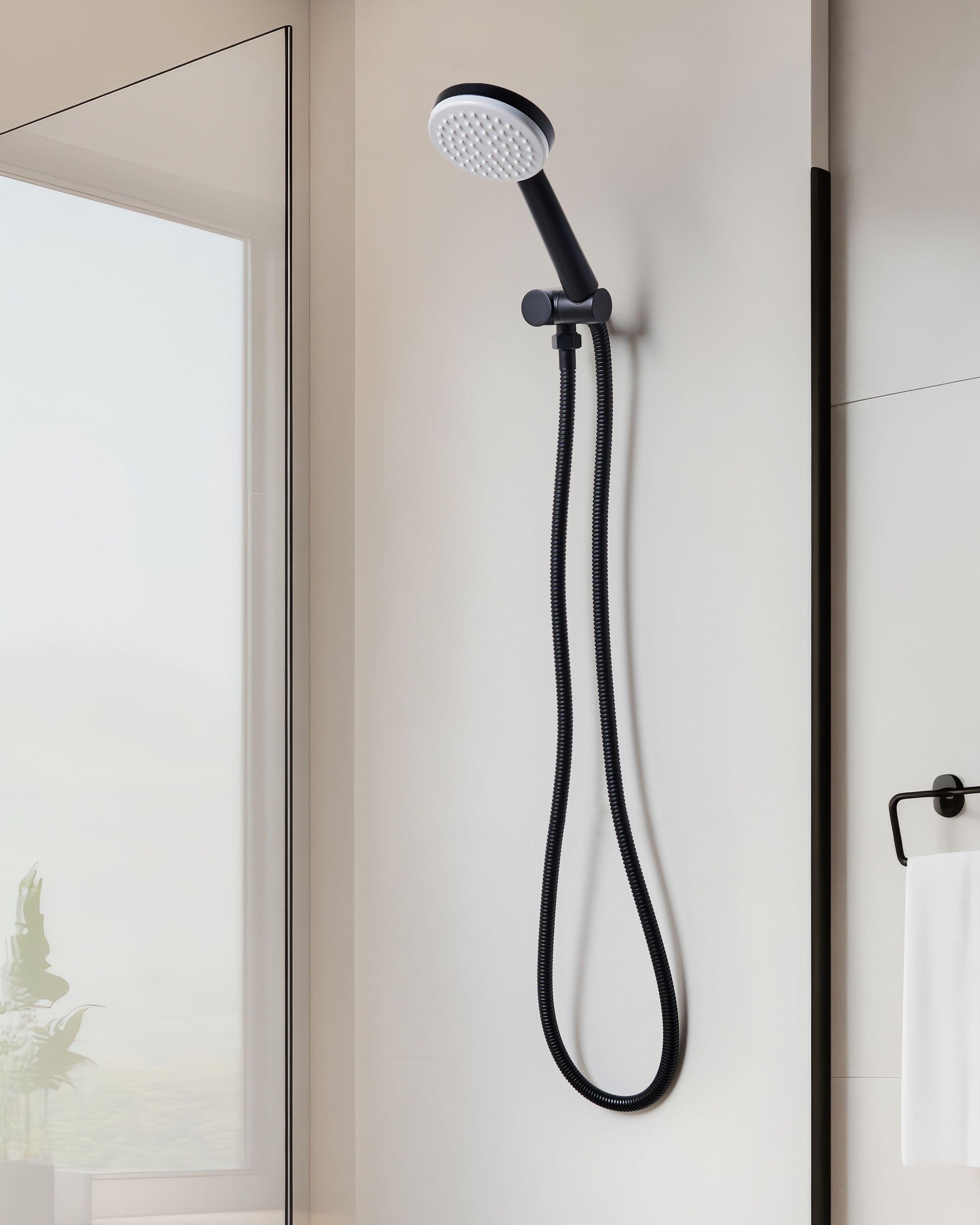 Beliani Duschkopf mit Schlauch aus ABS (robuster Kunststoff) Klassisch AYPATE  