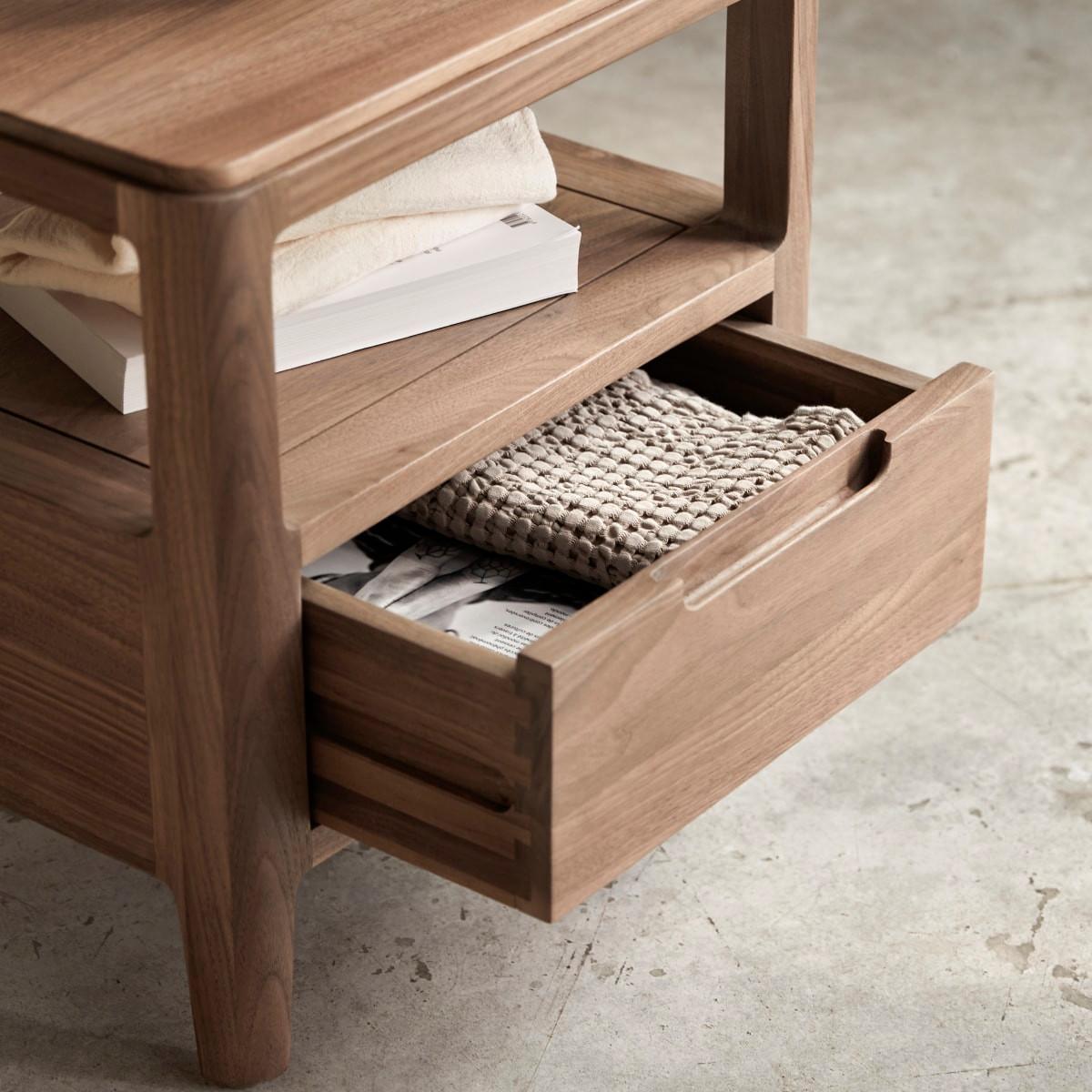 Tikamoon Comodino in legno di noce massello, 1 cassetto Arto  