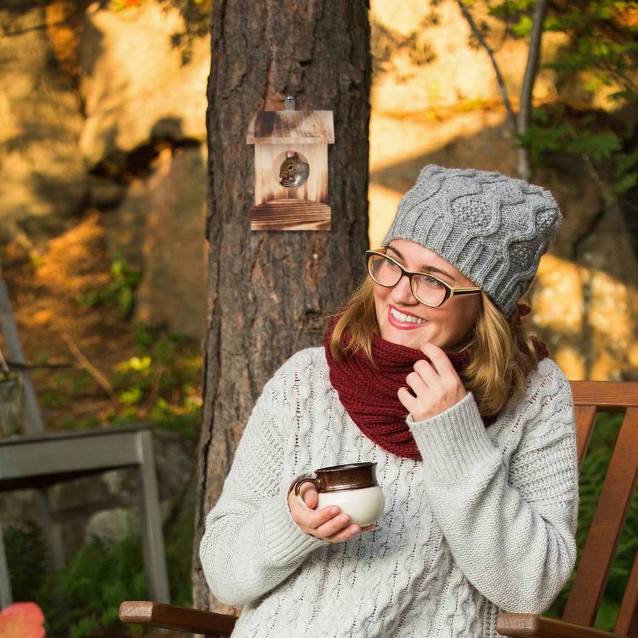 B2X  Hängendes Futterhäuschen für Eichhörnchen 