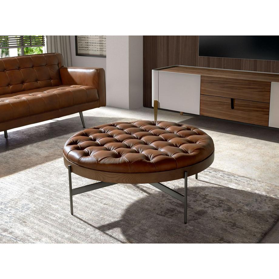 ANGEL CERDA Table basse ronde en cuir brun foncé, noyer et acier foncé  