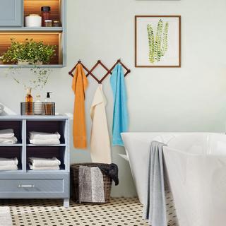 Northix Einziehbarer Wandgarderobenhalter aus Holz  