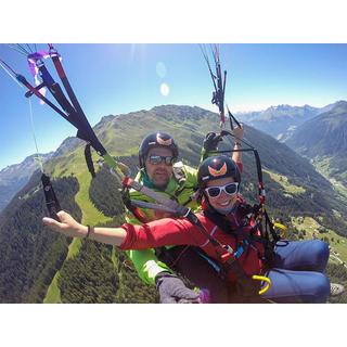 Smartbox  Gleitschirm-Tandemflug in den Sonnenuntergang im Montafon für 1 Person - Geschenkbox 