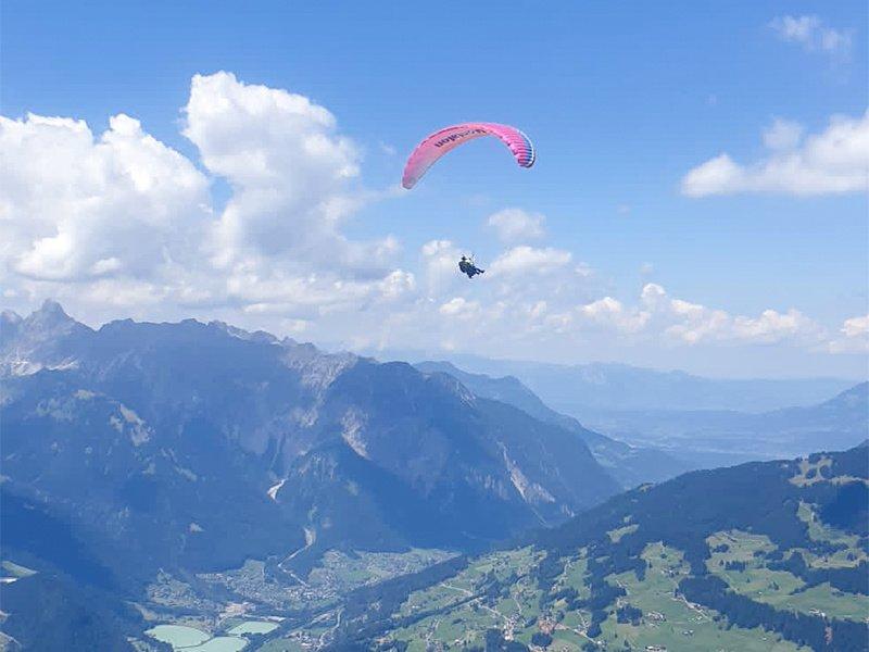 Smartbox  Gleitschirm-Tandemflug in den Sonnenuntergang im Montafon für 1 Person - Geschenkbox 