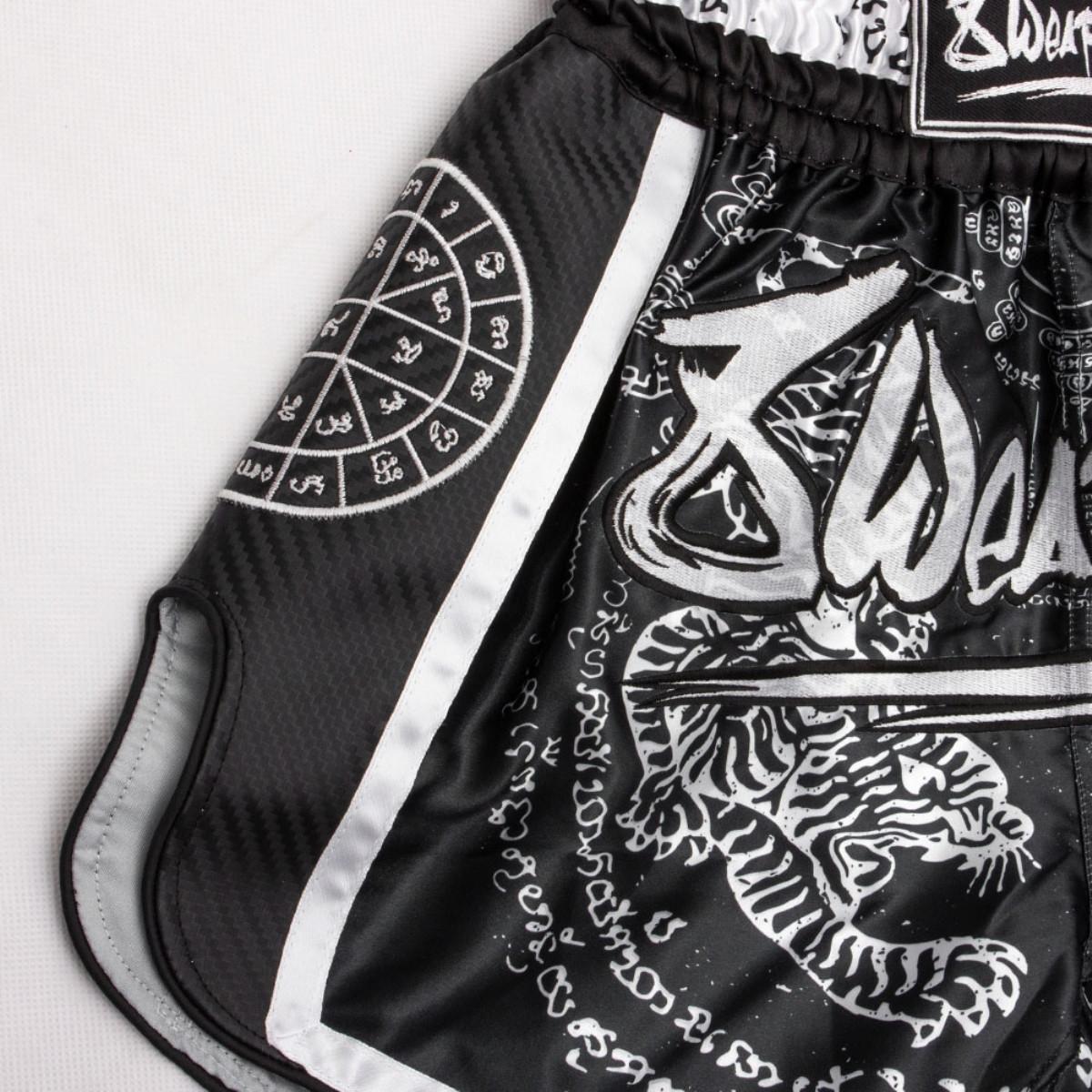 8WEAPONS  Shorts de Muay Thaï - Carbon - Sak Yant Tigers 