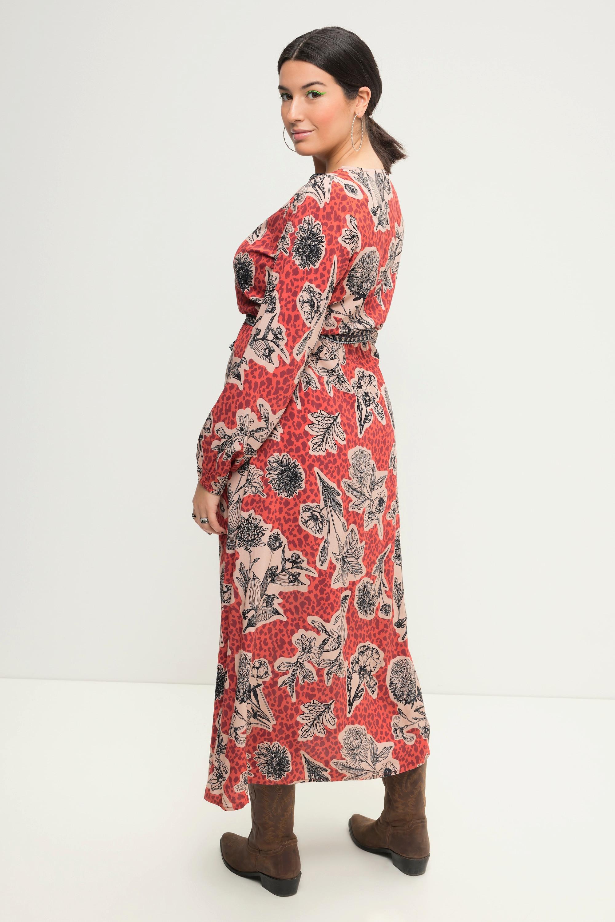 Studio Untold  Robe maxi coupe trapèze. Décolleté en V et manches longues, imprimé floral 