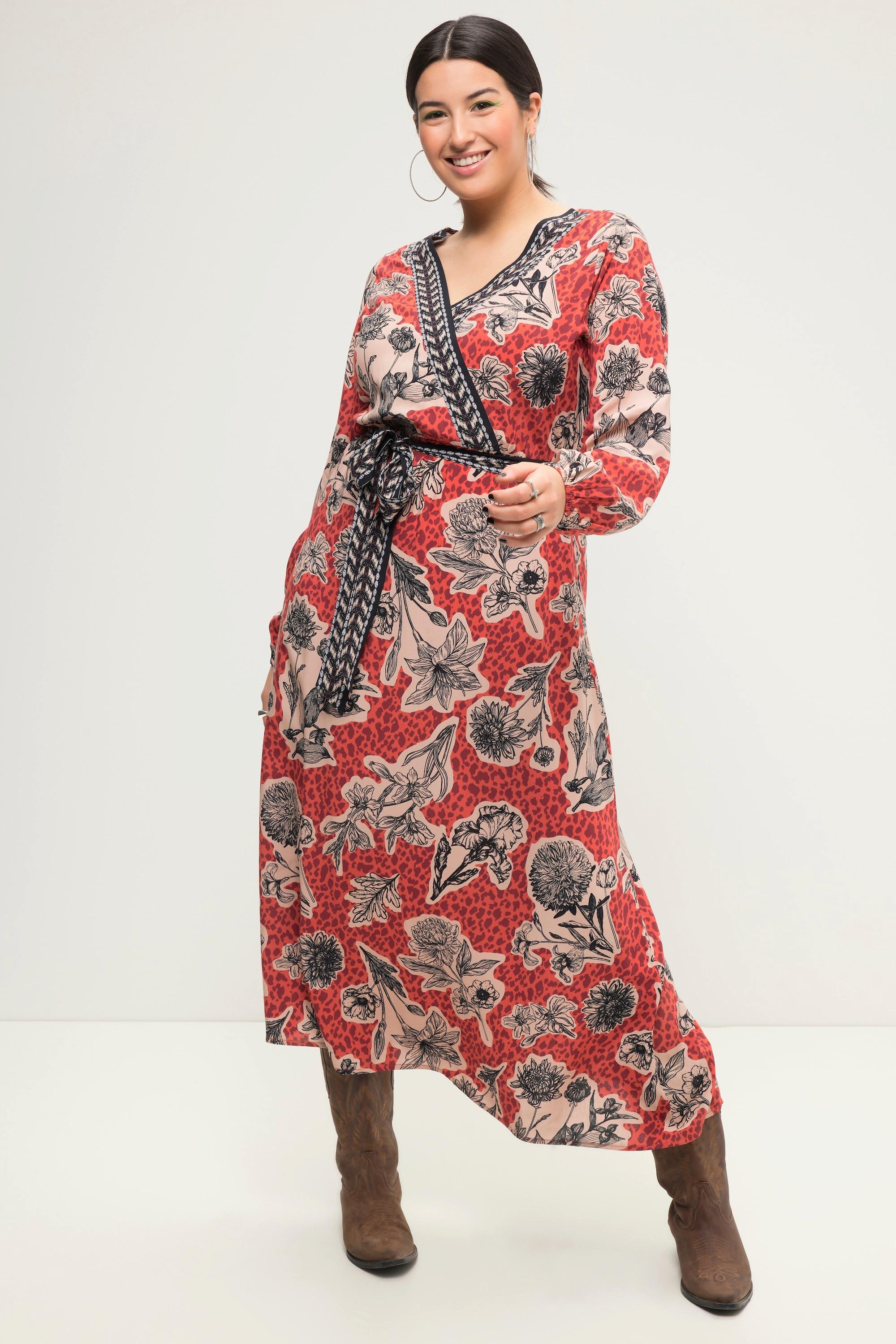 Studio Untold  Robe maxi coupe trapèze. Décolleté en V et manches longues, imprimé floral 