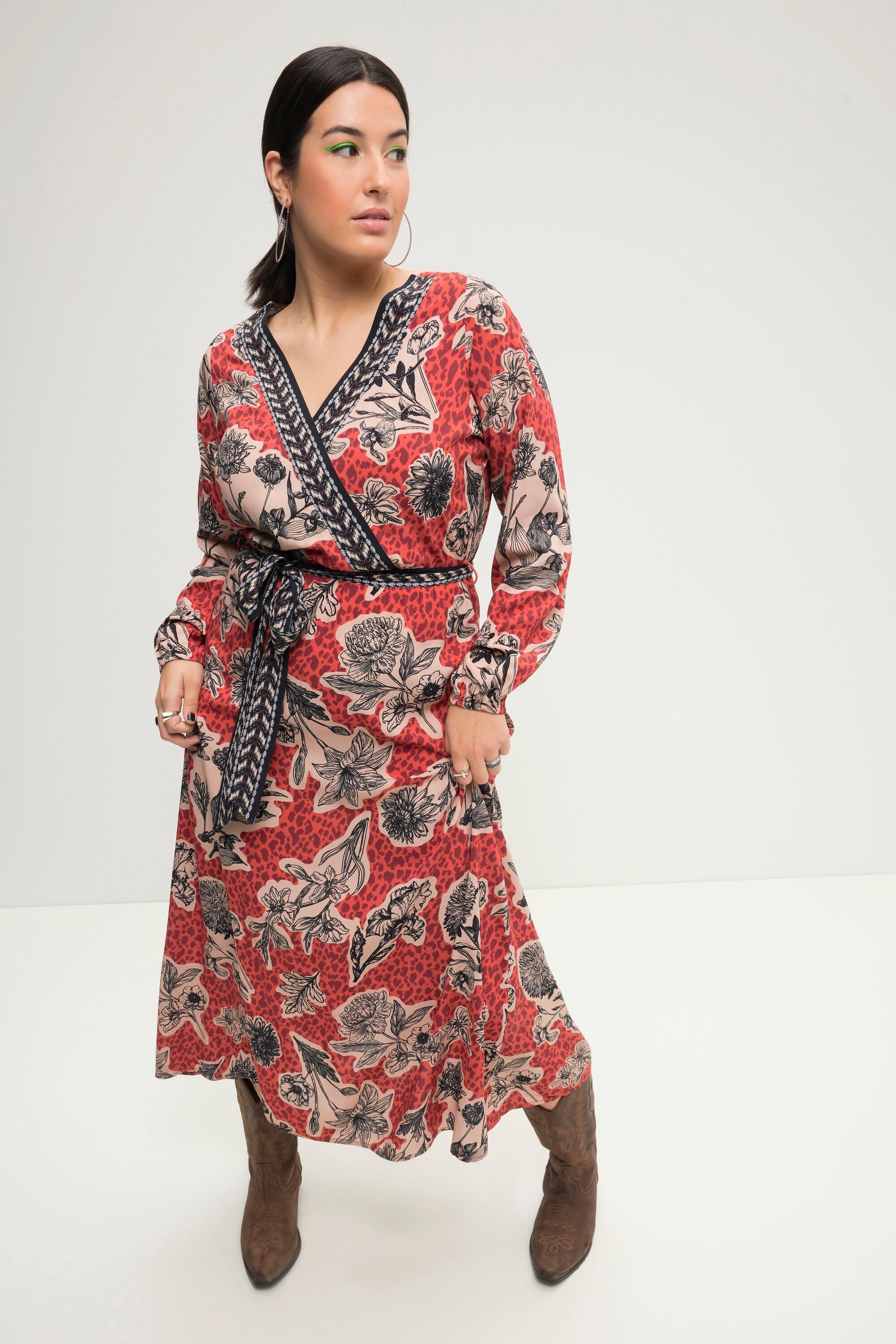 Studio Untold  Robe maxi coupe trapèze. Décolleté en V et manches longues, imprimé floral 