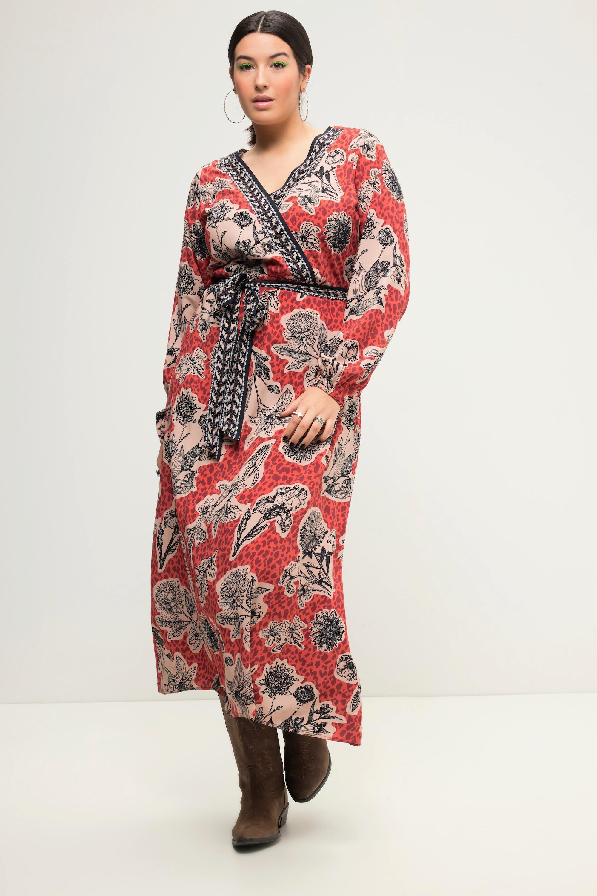 Studio Untold  Robe maxi coupe trapèze. Décolleté en V et manches longues, imprimé floral 