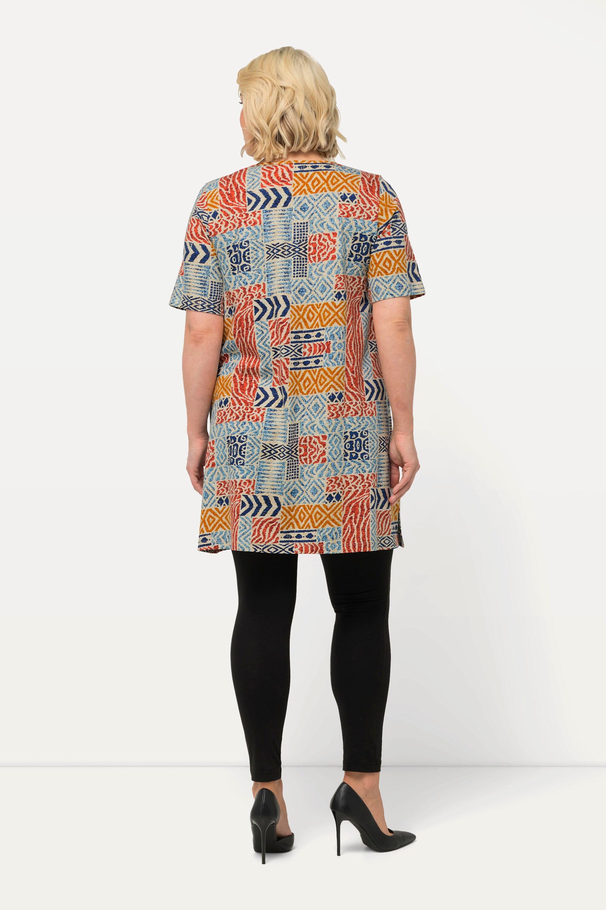 Ulla Popken  Maglia dal taglio lungo e svasato con stampa patchwork, scollo rettangolare e mezze maniche 