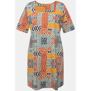 Ulla Popken  Maglia dal taglio lungo e svasato con stampa patchwork, scollo rettangolare e mezze maniche 