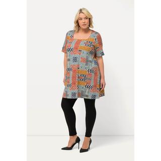 Ulla Popken  Maglia dal taglio lungo e svasato con stampa patchwork, scollo rettangolare e mezze maniche 