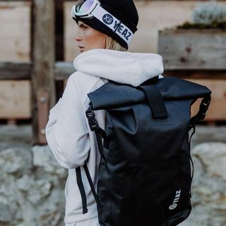 YEAZ  STOCKHOLM Wasserfester Rucksack schwarzes Logo 