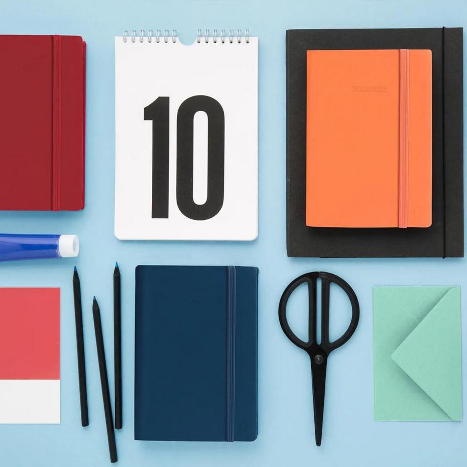 QUO-VADIS Quo Vadis - Agenda - 2025 - Affari Prestige - Settimana Planning - Multilingua - Silk - Blu - 13 mesi da dicembre a dicembre - 10x15 cm - Carta Clairefontaine Avorio - Prodotto in Francia  