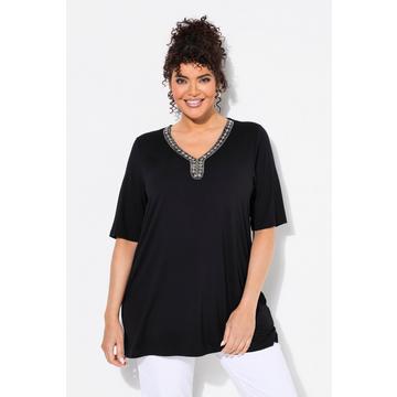 T-shirt à manches courtes. Encolure V à strass. Coupe évasée