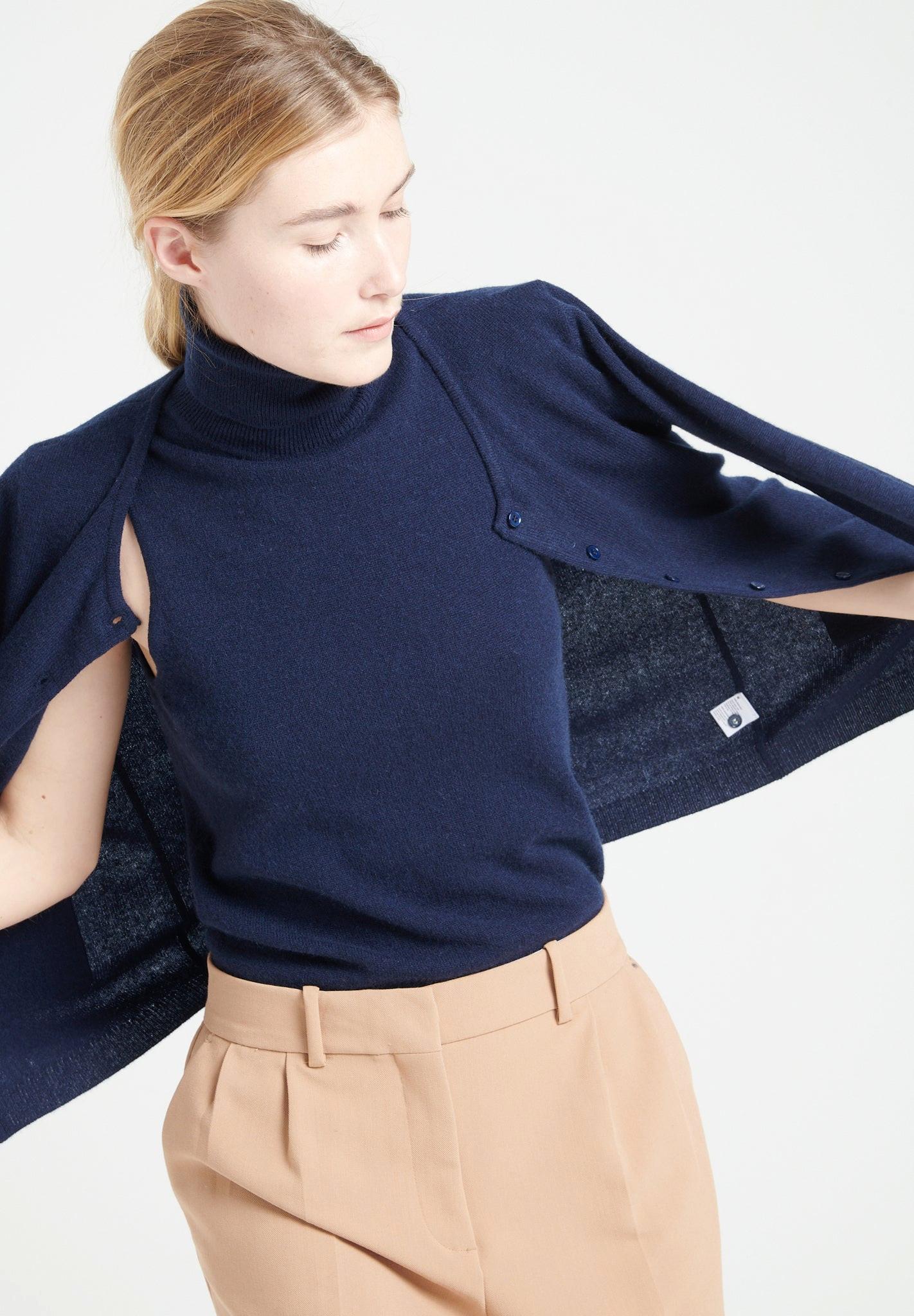 Studio Cashmere8 LILLY 4 Taillierte Strickjacke mit Rundhalsausschnitt  