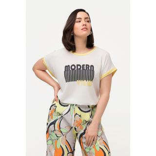 Ulla Popken  T-shirt dal taglio oversize con scritta, scollo a girocollo e mezze maniche 