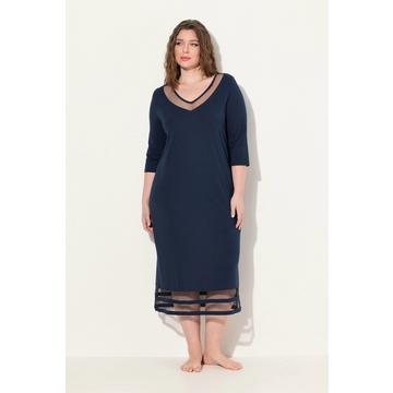 Chemise de nuit. Empiècements en tulle. Décolleté en V et manches longues.