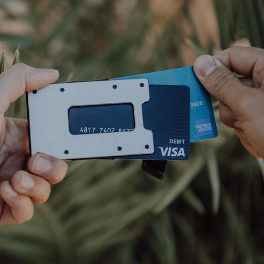 AVIATOR Smart Wallet Slide Gebürstetes Silber AirTag Clip  