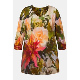 Ulla Popken  T-shirt au tombé fluide, imprimé roses. Décolleté en forme de cœur et manches 3/4. Coupe Classic Fit. 