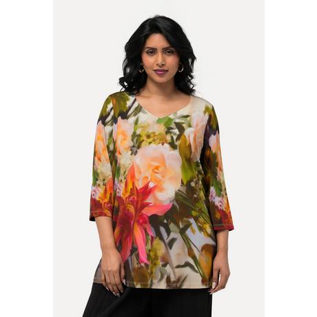 Ulla Popken  T-shirt au tombé fluide, imprimé roses. Décolleté en forme de cœur et manches 3/4. Coupe Classic Fit. 